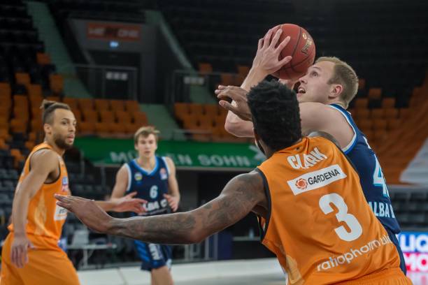 草地上完成 草地上完成